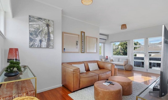 Eastern Beach House | Amazing Home By Beach | Fully Aircon-ed | Wifi