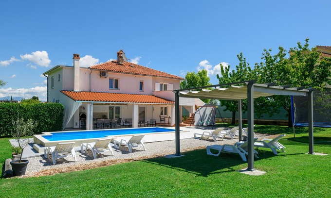 Melnica House | Amazing home in Frkeci with WiFi