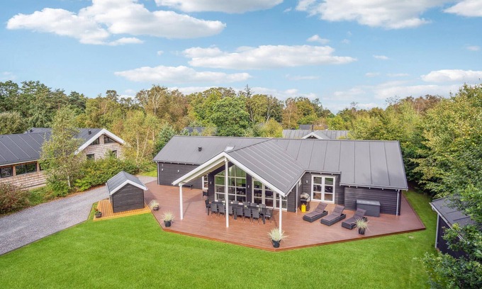 Grena Strand House | Amazing home in Grenaa with kitchen