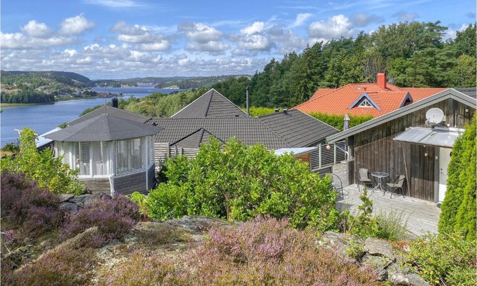 Henan House | Amazing Home In Henån With Wifi