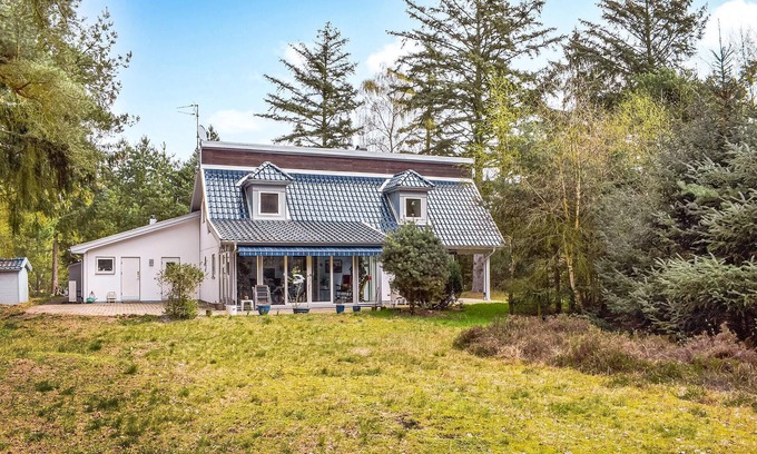 Ljunghusen House | Amazing home in Höllviken with WiFi