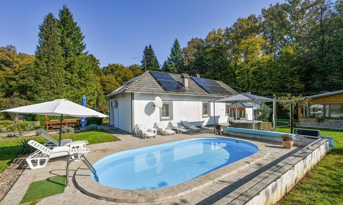 Ivanska House | Amazing home in Ivanska with kitchen