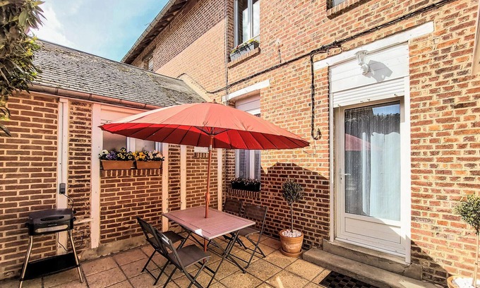 Peronne House | Amazing home in Péronne with kitchen