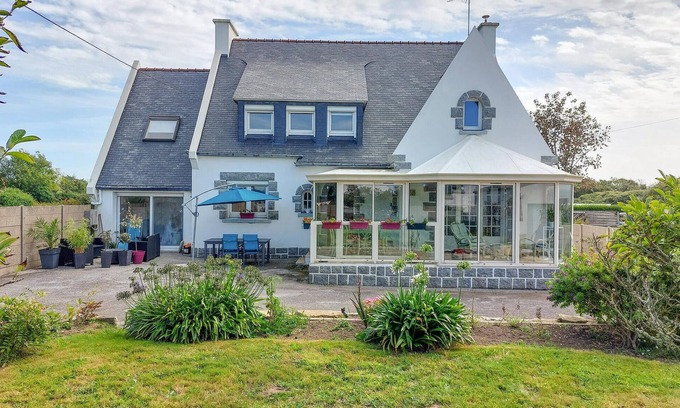 Plogoff House | Amazing home in Plogoff with WiFi