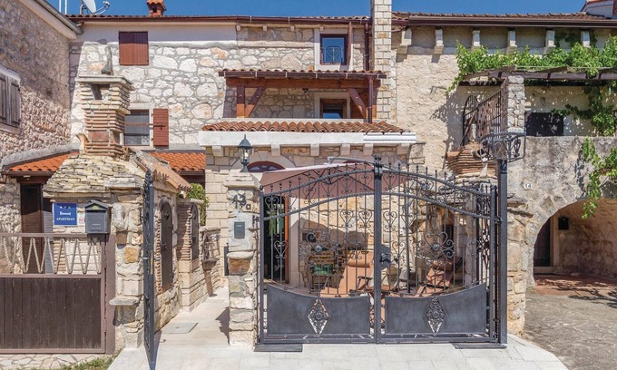 Jasenovica House | Amazing home in Porec with kitchen