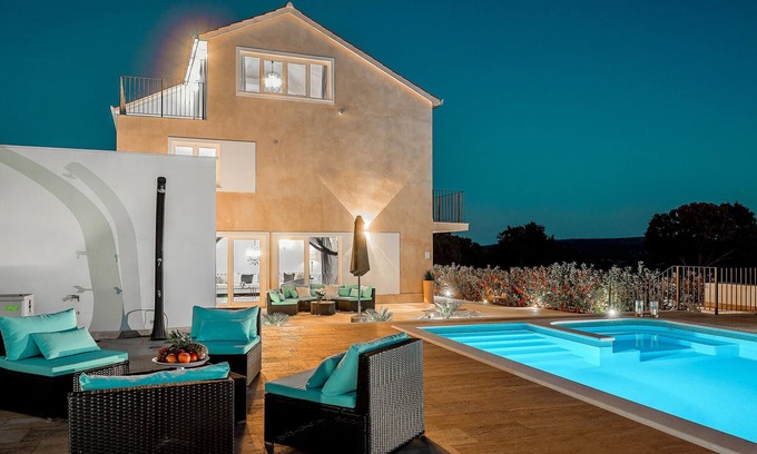 Praznica House | Amazing home in Praznica with sauna