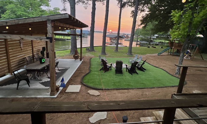 Cedar Creek Reservoir House | Amazing Lake Home with Large lot & Sunset views. 5 mins to city,