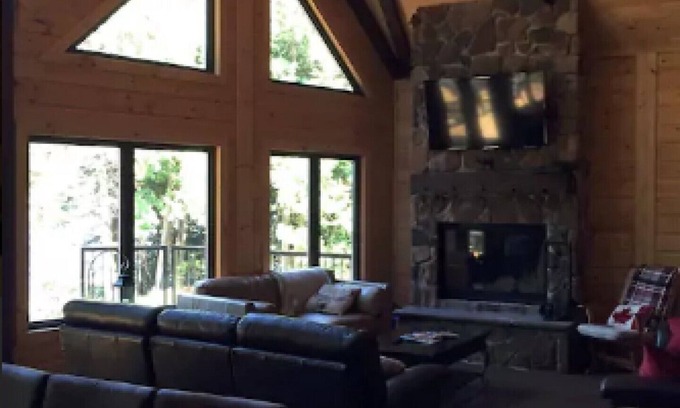 Dorset House | Amazing, large, cozy, modern log cottage in Muskoka! Families or Couples!