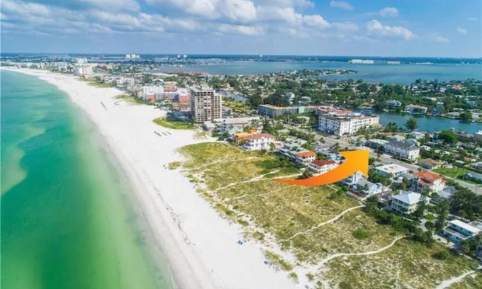 Don Cesar Apartment | AMAZING LOCATION ! direct across ST, from beach