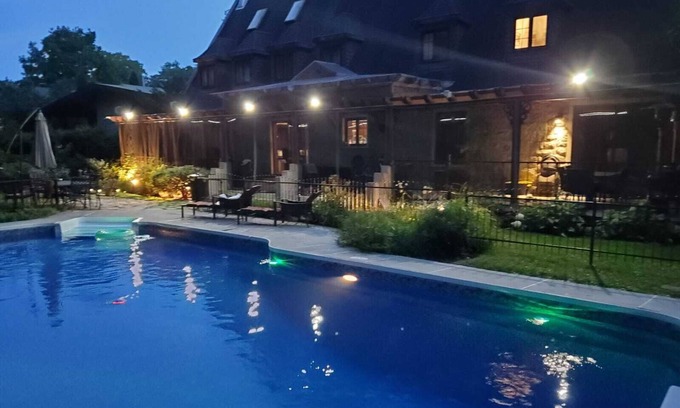 Cartierville Villa | Amazing Montreal 8BR Suites House, Parc Access, Waterview, SPA & Pool Now Open