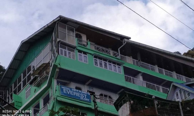 Darjeeling Hotel | Amazing Mountain view , Location and Family friendly.