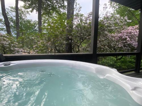 Cashiers Apartment | Amazing Mountain Views with Private Hot Tub!