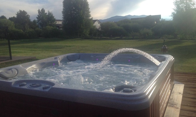 Fraser House | AMAZING Mtn Views, Private Hot Tub, Fireplace, next to River Trail !