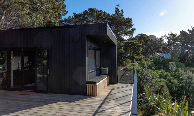 Piha Cabin | Amazing nature oasis in Piha, with a three minute bush walk to the beach.