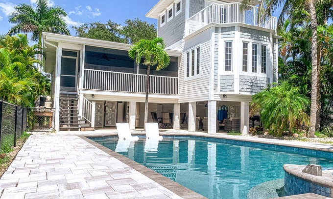 Mid Island House | Amazing ocean & sunset views, steps from the beach