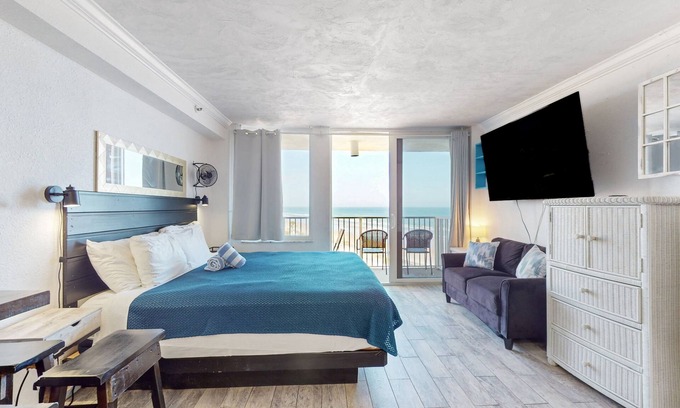 Lenox Park Condo | Amazing ocean-view condo with beachfront access, pool, hot tub, & balcony