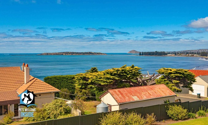 McCracken House | Amazing Ocean Views At This Exclusive 4 BR Holiday Home