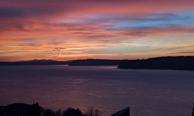 University Place House | Amazing Panoramic Water Views, Enjoy Sunsets & Relax in Tacoma area