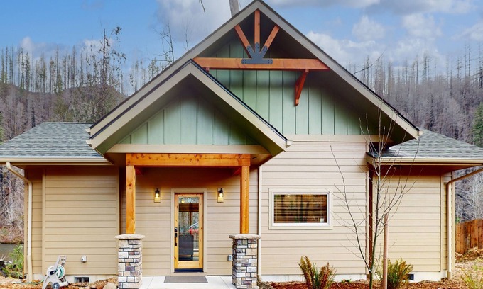 Vida Hotel | Amazing riverfront cabin with views, deck, firepit, & grill - dog-friendly