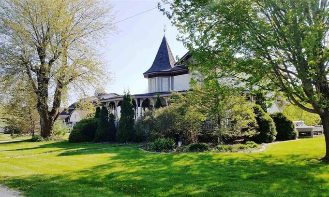 Viola House | Amazing setting along the Kickapoo River on 100 Beautiful Acres!