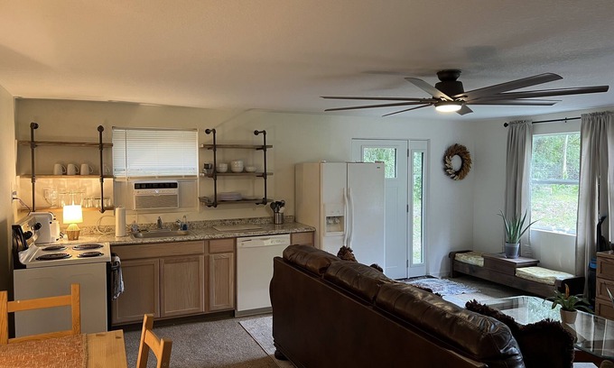 Floral City Apartment | Amazing studio a stones throw from a lake