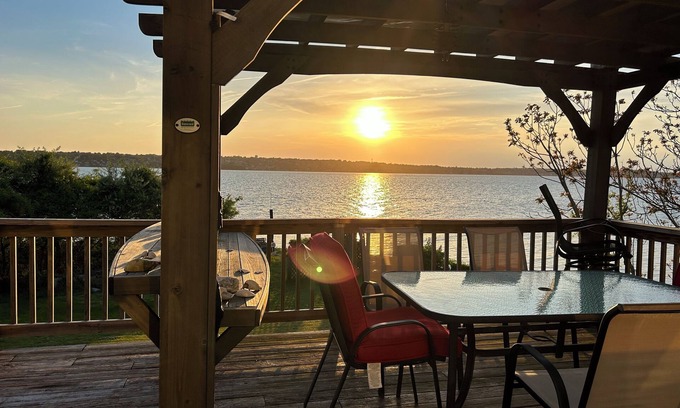 Tiverton House | Amazing Sunsets Water Front Private Beach Big Yard Close To Newport and Bristol