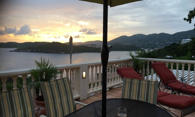 Flag Hill House | Amazing views and great location - 4 Bedroom Estate Bakekroe in St Thomas