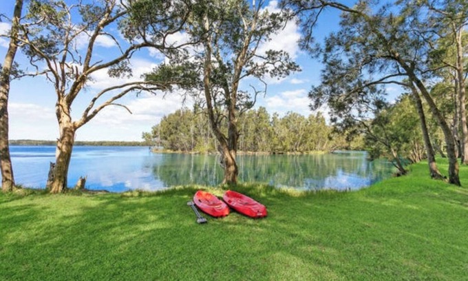 Budgewoi House | Amazing views from this lakeside house surrounded by nature and near the ocean