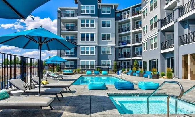 Sparks Apartment | Amazing Water View w Jacuzzi Sky Lounge