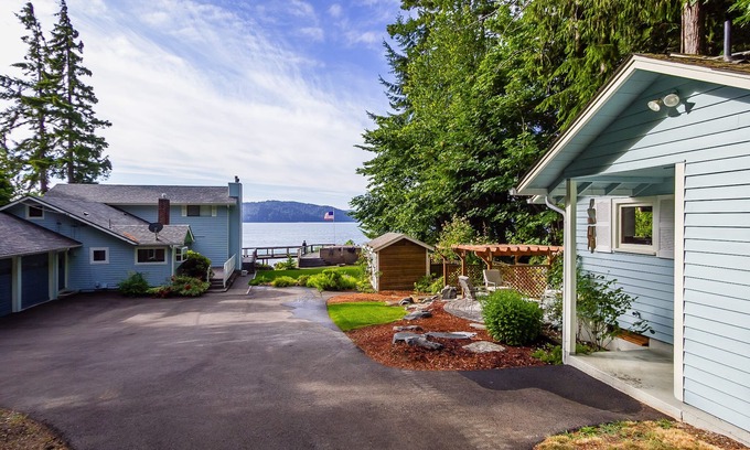 Lilliwaup House | Amazing Waterfront Home- sleeps up to 16