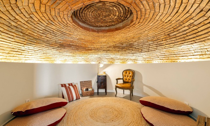 Estremoz House | Amber and Rust Estremoz City House. In the heart of the historic center of Estremoz