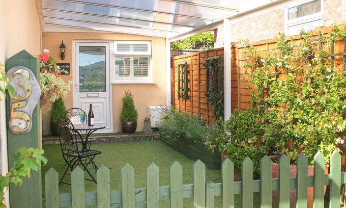 Sidcot Ski Chalet | AMELYAH COTTAGE, pet friendly, with a garden in Winscombe