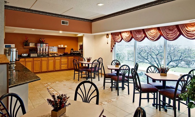Waukegan Hotel | Americas Best Value Inn & Suites Waukegan Gurnee