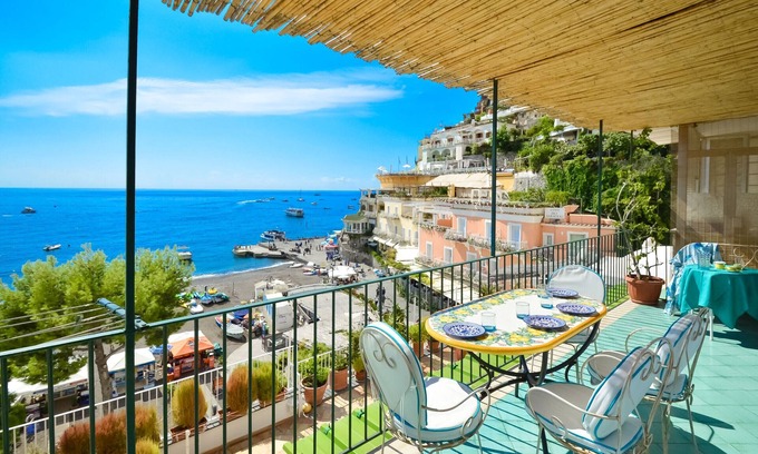 Positano City Centre Ski Chalet | AMORE RENTALS - Casa Raffi with Sea View on Positano Beach