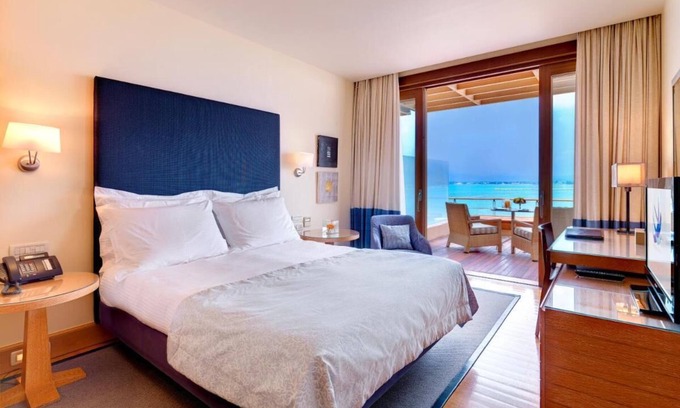 Nafplio Hotel | Amphitryon Hotel is located on the coast at Nafplion.