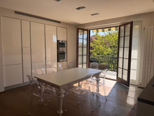 Fubine Apartment | Ampio Appartamento con vista lago, sauna e camino Golf club Margara
