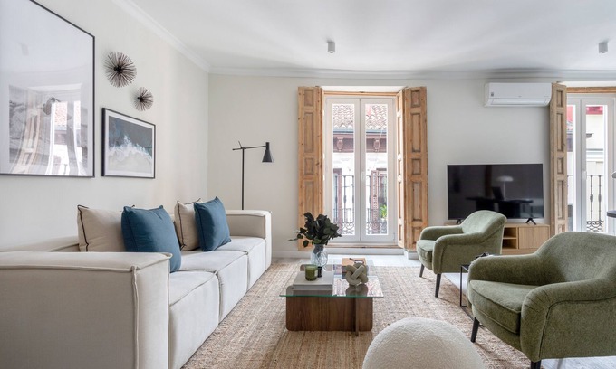 Literary Quarter Apartment | Amplio Apartamento a Pocos de Paseo del Prado