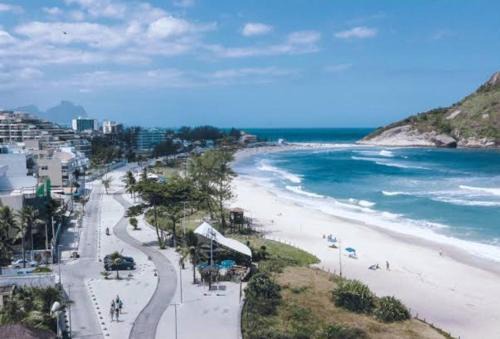 Recreio dos Bandeirantes Apartment | Amplo apt 2 Qdras da Praia do Pontal