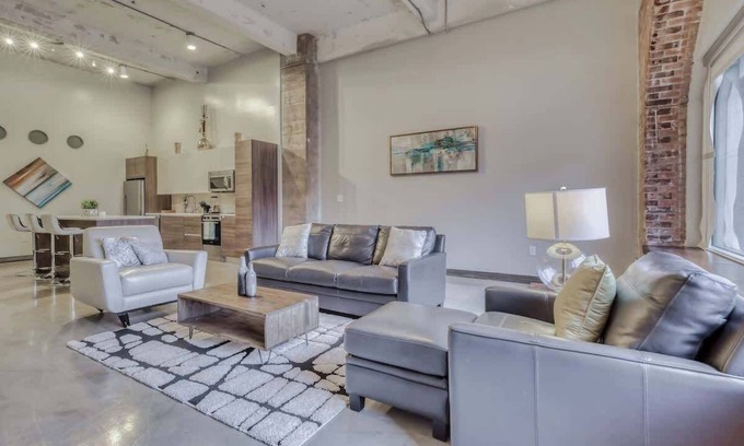 Downtown Dallas Apartment | Amyfinehouse |Spacious 2BR Loft |Pool+Wifi+Valet