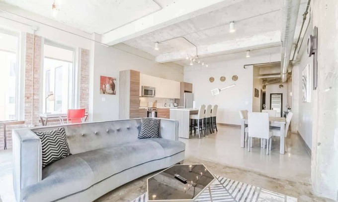 Downtown Dallas Apartment | Amyfinehouse | Spacious 3BR + Breakfast for 8 + Valet