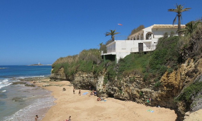 Los Canos de Meca Villa | An air-conditioned villa, set in a large garden, on the first line of the beach