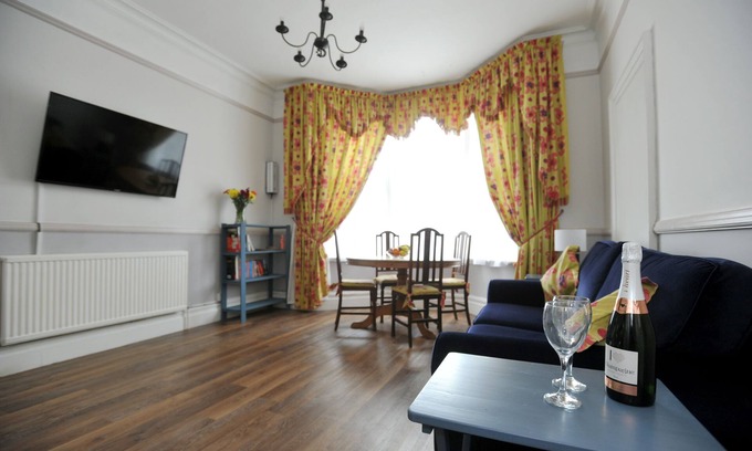 Cheltenham Cottage | An apartment that sleeps 4 guests in 1 bedroom