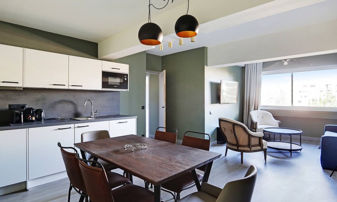 Combat Apartment | An Elegant 2-BR/2-BA in Parc des Buttes-Chaumont