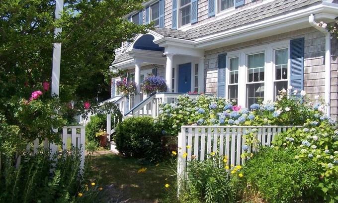 Dennis Port Hotel | An English Garden