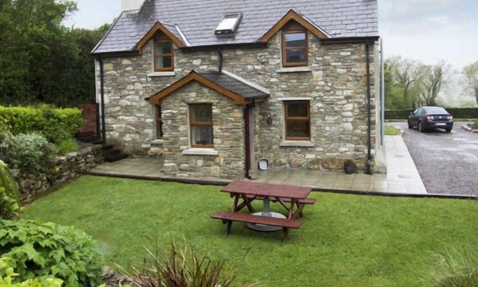 Shiplake Cottage | AN GRIANAN, pet friendly, with a garden in Clonakilty, County Cork