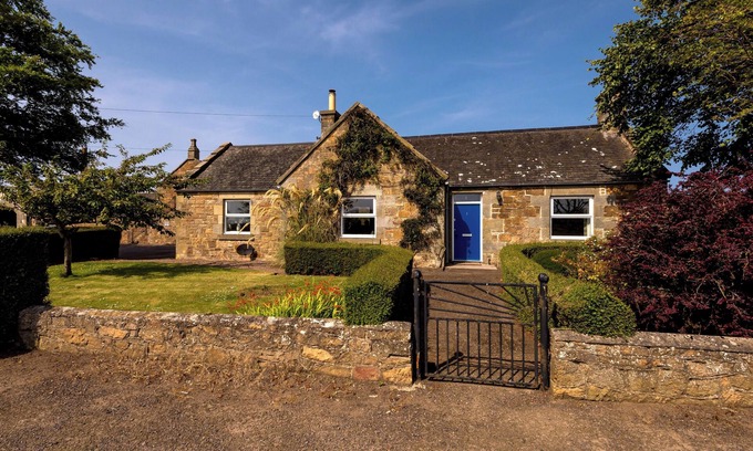 North Berwick Cottage | An impressive and unique 3-bedroom cottage in a picturesque countryside setting. Sleeps 5.