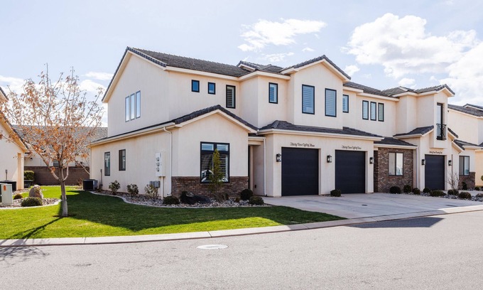 Washington Fields House | An Oasis View @ Freedom Village | Perfect for Large Groups | Community Amenities