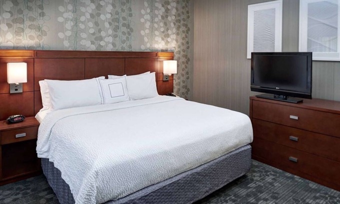 Brookfield Hotel | An Undeniable Jewel in Brookfield! 2 Spacious Units, Pets Allowed, Indoor Pool!
