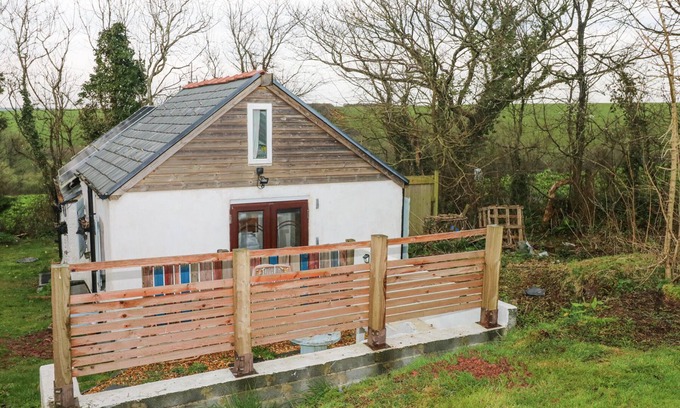 Castlemartin Cottage | ANCHOR LIGHT, pet friendly, with open fire in Pembroke