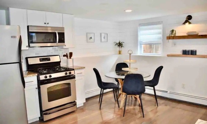 Hull House | Anchors Away Inn 2 Br Apt 1 min walk to the Beach King & Queen
